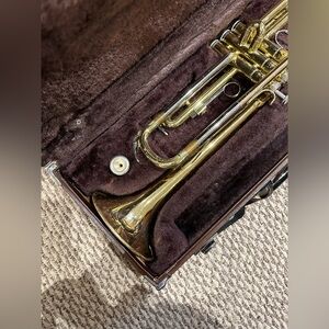 Yamaha Gold Brass Standard Trumpet with Case (YTR-2320E)
